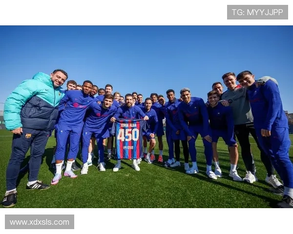 达成巴萨百场里程碑，莱万获赠纪念球衣并与全队合影